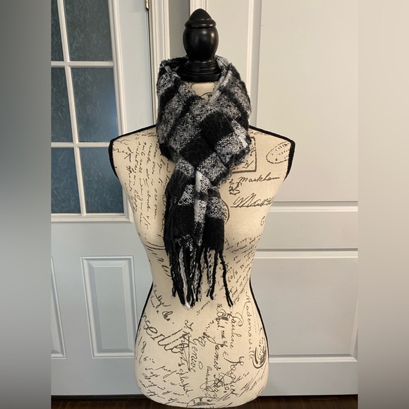 None Accessories - Cozy Black and White Soft Acrylic Plaid Winter Scarf I